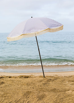 BEACH BRELLA REGATTA CHEVRON BRELLA WITH FRINGE