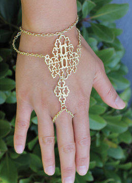 BEACH SPECIALS BAROQUE HAND CHAIN